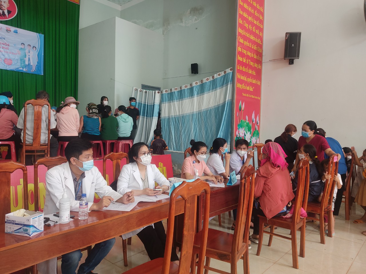 Chương trình từ thiện khám và tư vấn, cấp phát thuốc chữa bệnh miễn phí cho đồng bào ở xã Ea Tul