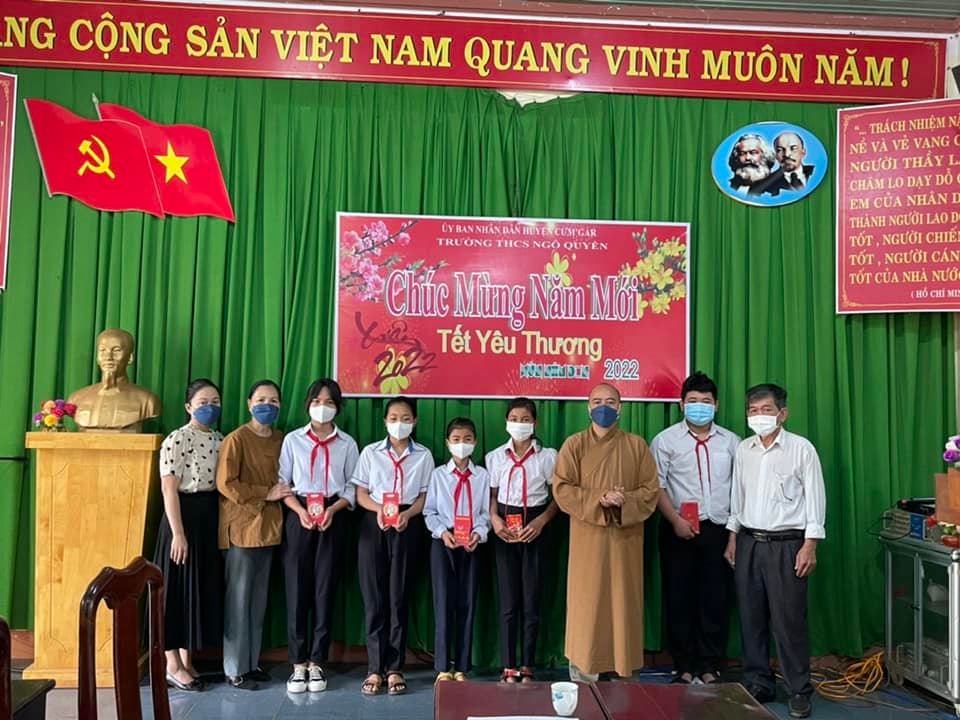 Hội đồng Đội huyện và chùa Hoa Nghiêm trao tặng học bổng cho các em học sinh có hoàn cảnh khó khăn