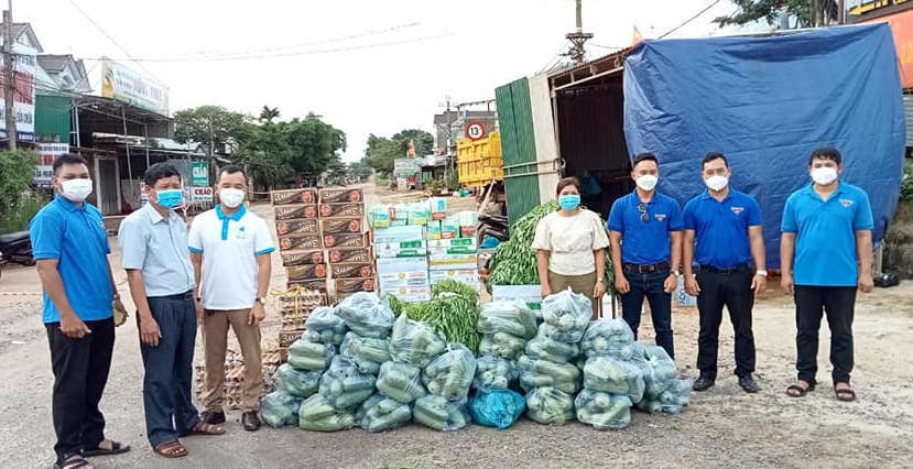 Huyện Đoàn Cư M'gar trao tặng 550 kg rau, củ, quả, 1.000 quả trứng... cho nhân dân khu vực bị phong tỏa