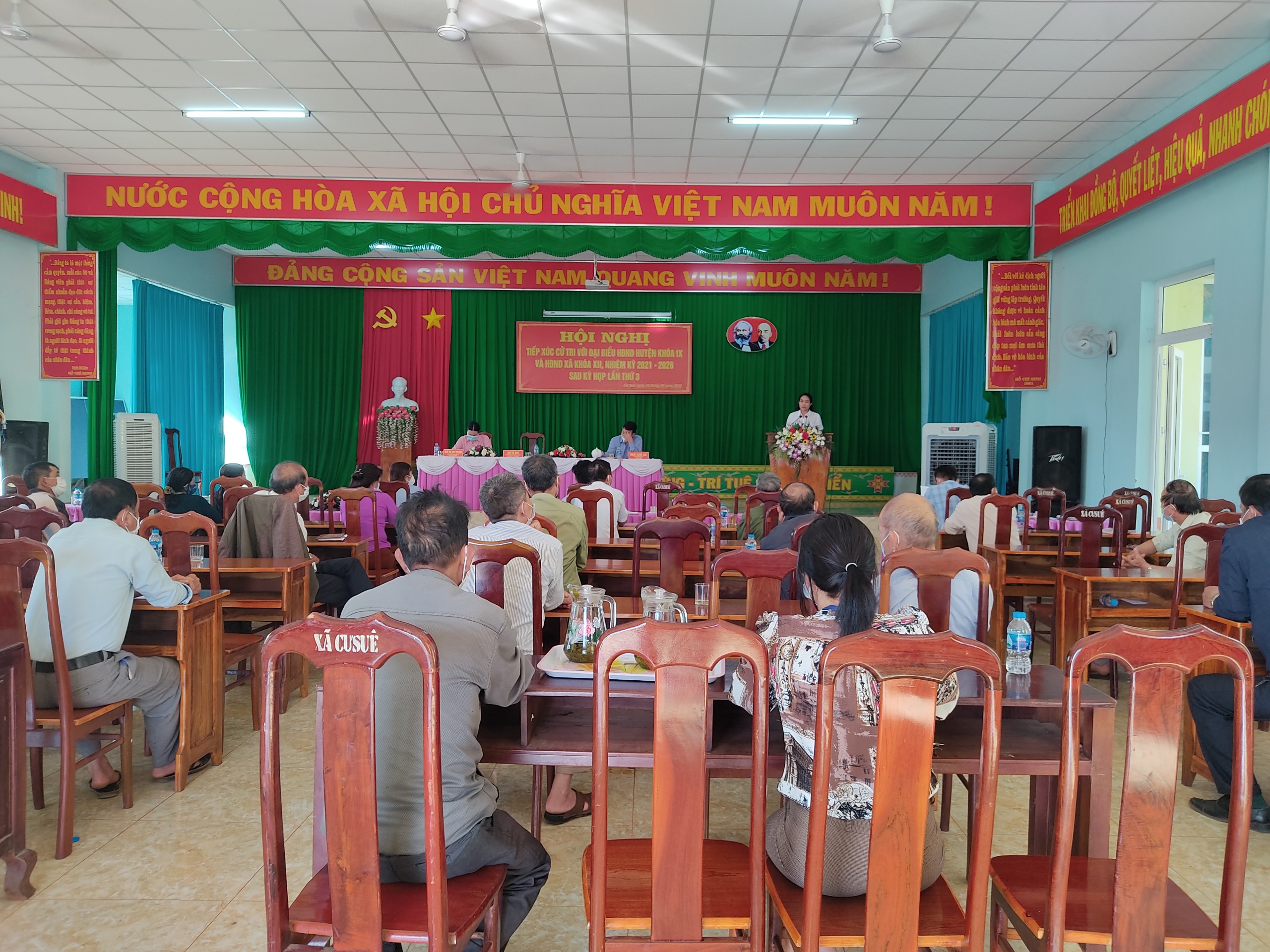 Tổ đại biểu HĐND huyện và đại biểu HĐND xã Cư Suê tiếp xúc với cử tri xã Cư Suê