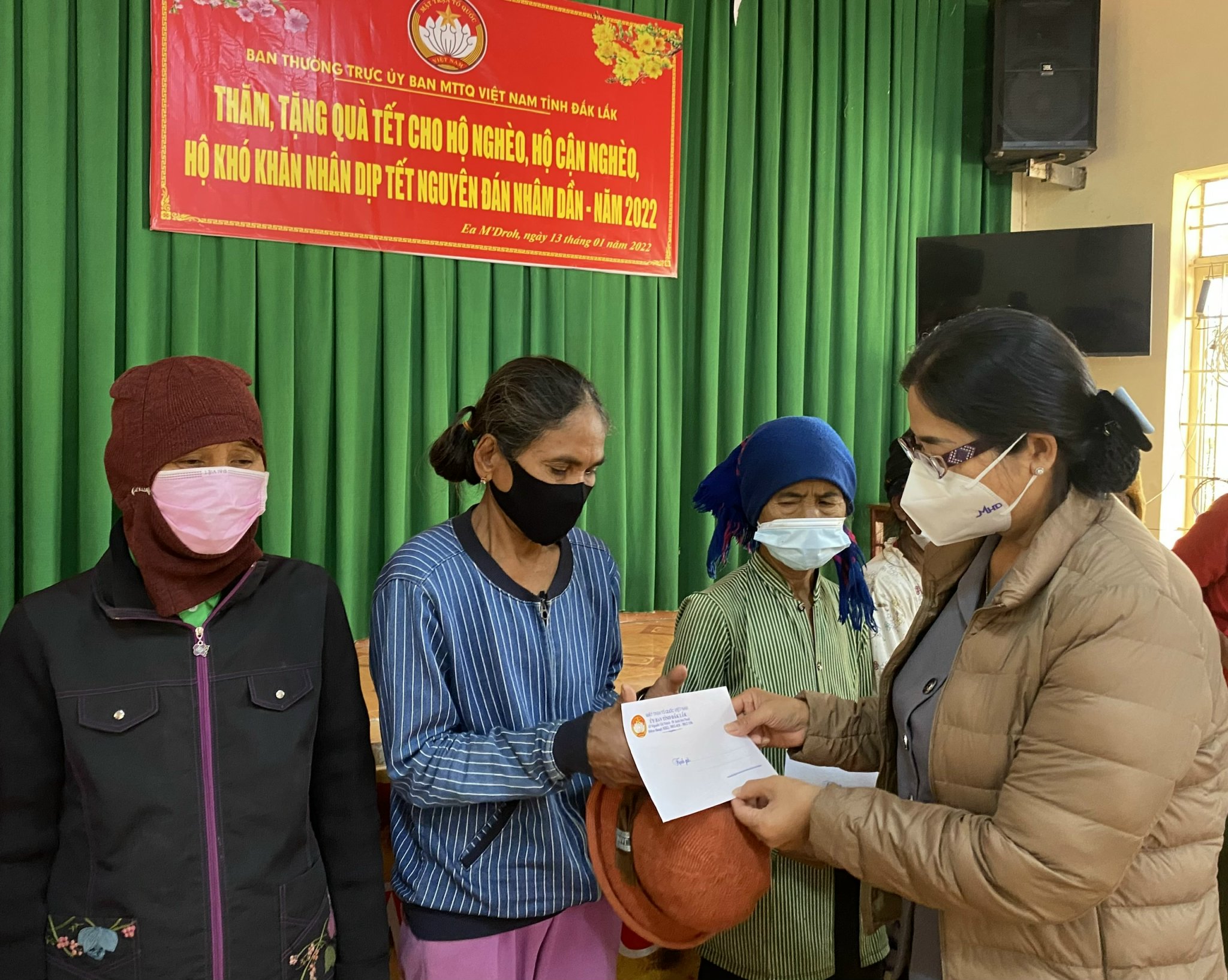 Huyện Čư M'gar trao tặng 70 suất quà Tết cho các gia đình có hoàn cảnh khó khăn ở buôn Ea M'dróh (xã Ea M'dróh)