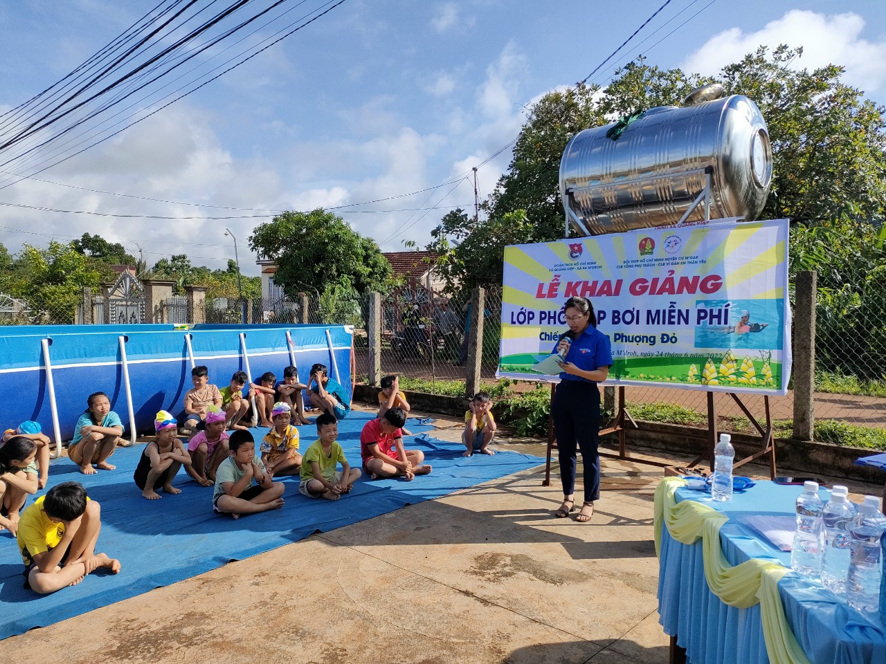 Khai giảng lớp dạy bơi miễn phí cho các em học sinh ở địa bàn xã Ea M'dróh và xã Quảng Hiệp