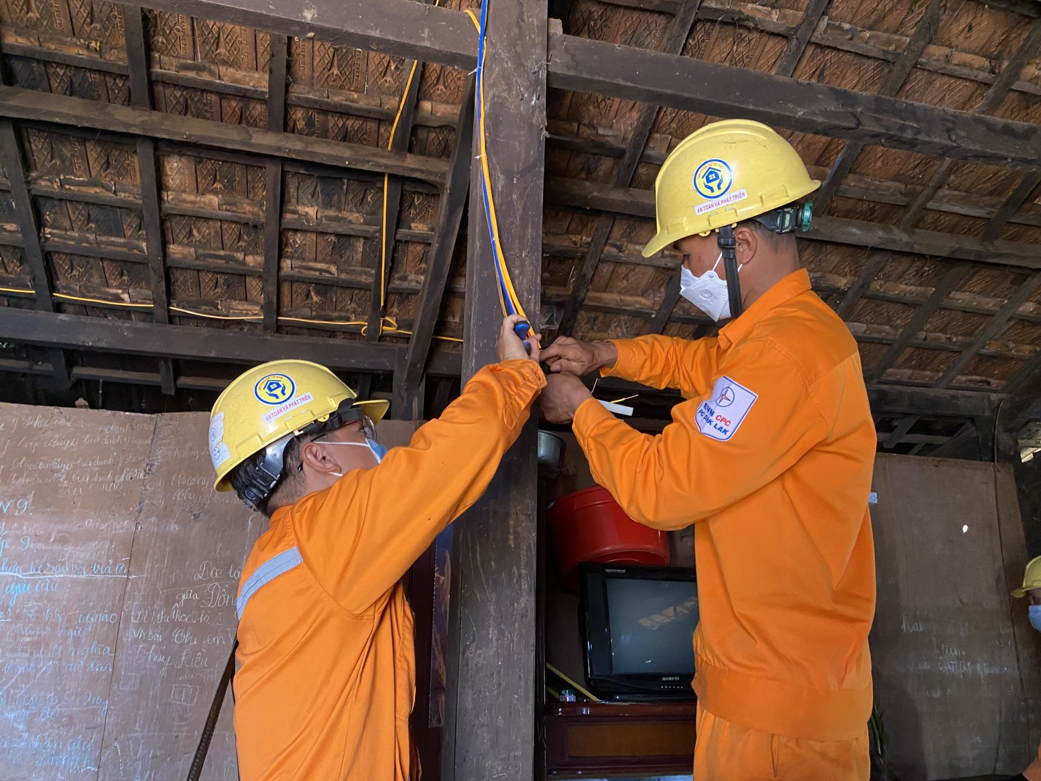 Điện lực Čư M'gar sửa chữa, nâng cấp hệ thống điện miễn phí cho hộ nghèo tại xã Ea Tul