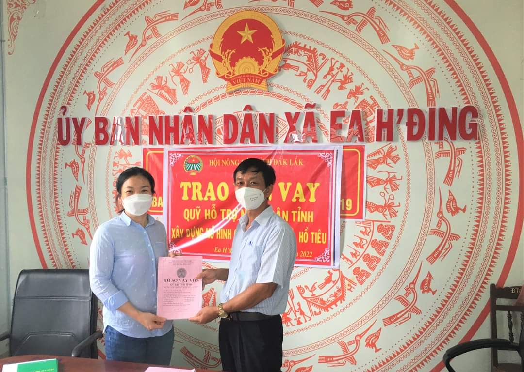 Hội Nông dân tỉnh Đắk Lắk trao vốn từ quỹ hỗ trợ nông dân cho hội viên nông dân xã Ea H'đing