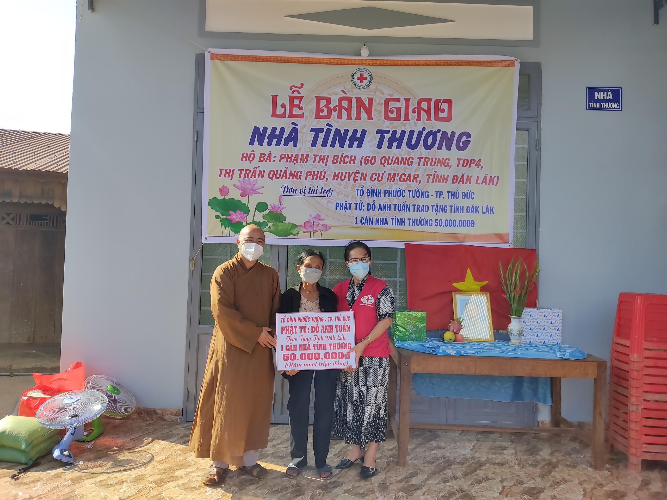 Bàn giao nhà tình thương tặng gia đình bà Phạm Thị Bích ở tổ dân phố 4 thị trấn Quảng Phú