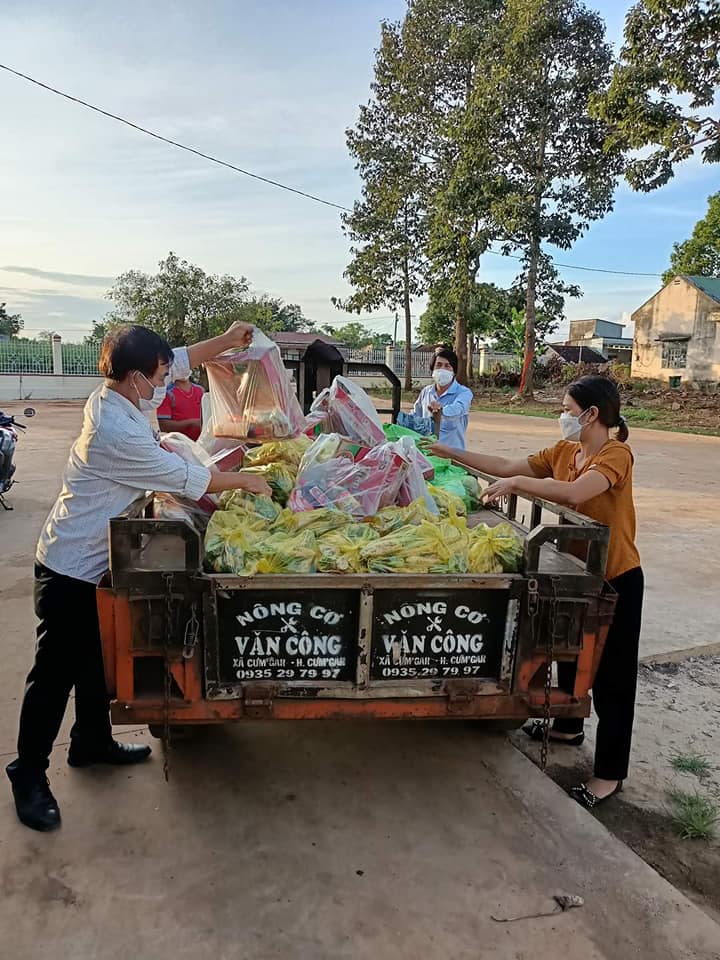 Xã Cư M'gar vận động được gần 09 triệu đồng và nhiều nhu yếu phẩm ủng hộ các gia đình gặp khó khăn bị ảnh hưởng Covid -19