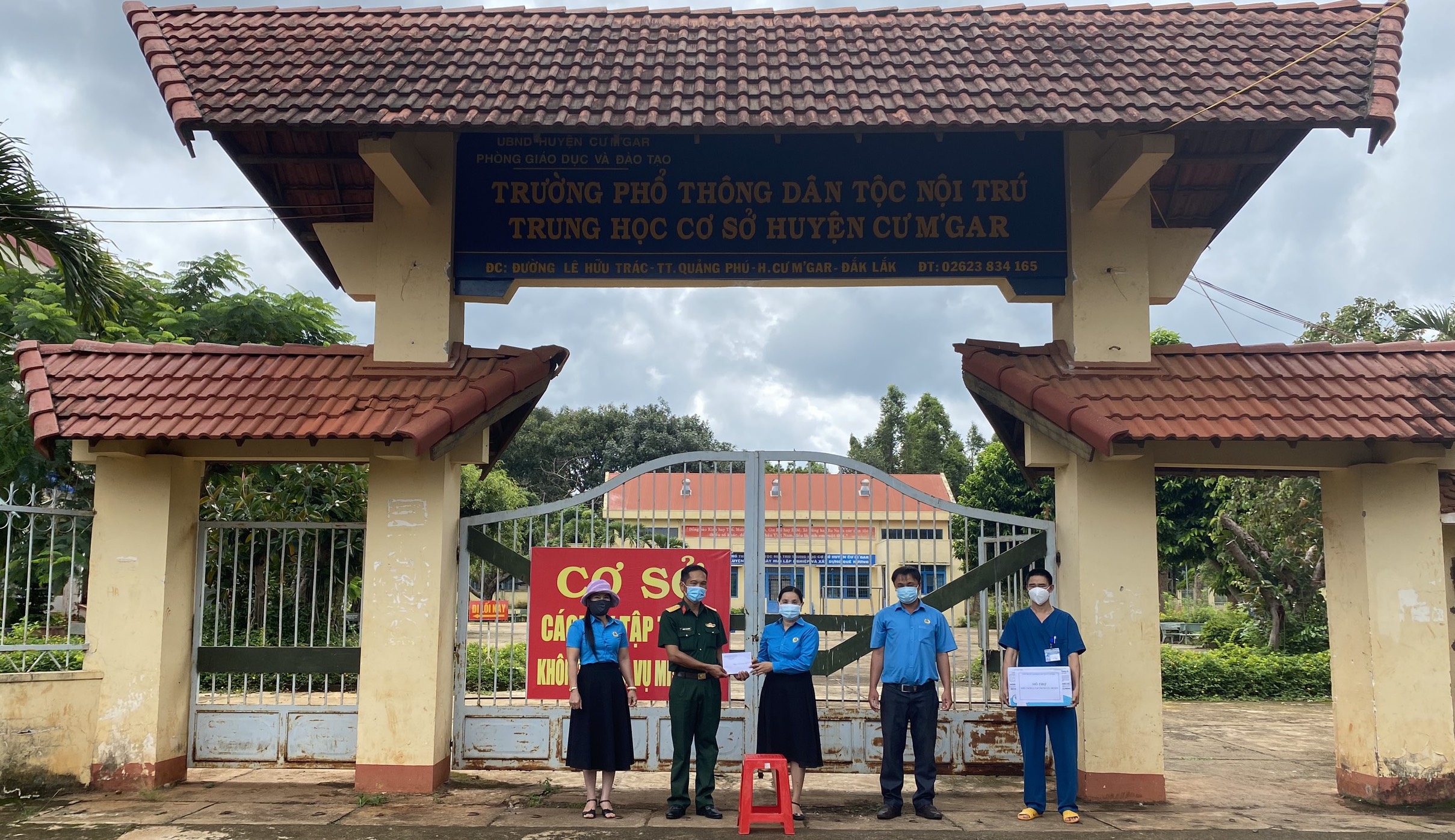 Liên đoàn Lao động huyện Čư M'gar thăm và tặng quà tại các khu cách ly tập trung của huyện