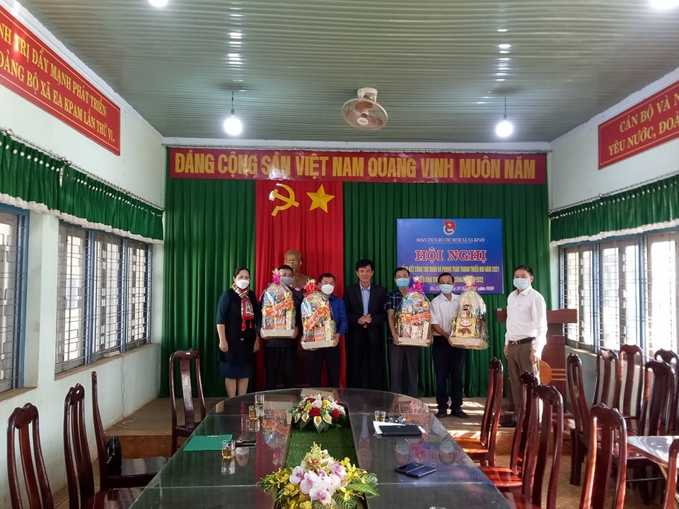 Đồng chí Nguyễn Công Văn – Phó Chủ tịch UBND huyện thăm tặng quà Tết cho các đơn vị trực tết và gia đình chính sách tiêu biểu ở xã Ea Kpam