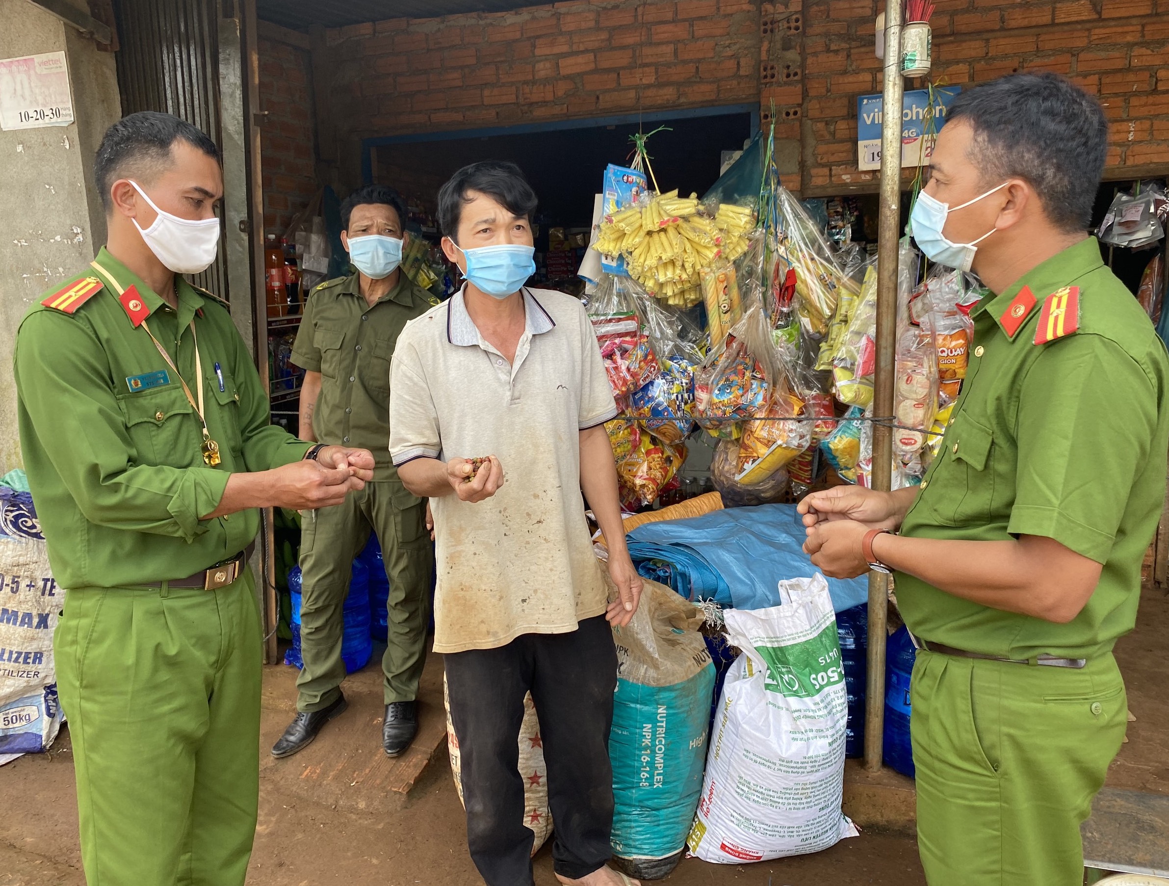 Giúp nông dân có mùa thu hoạch cà phê an toàn