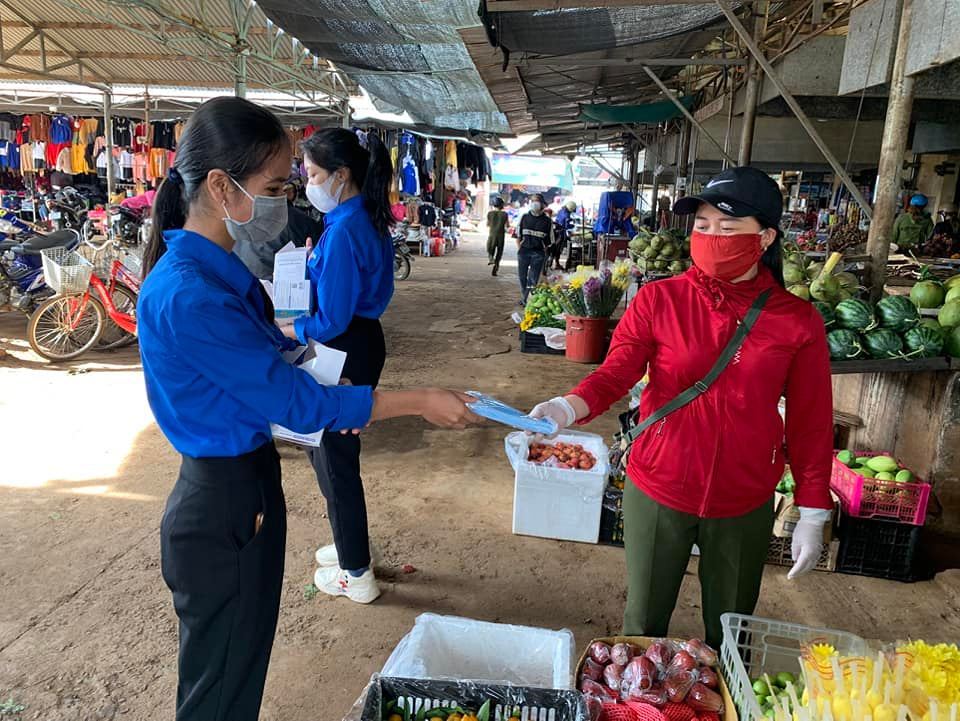 Đoàn Thanh niên xã Cuôr Đăng tổ chức tuyên truyền lưu động phòng chống dịch Covid-19