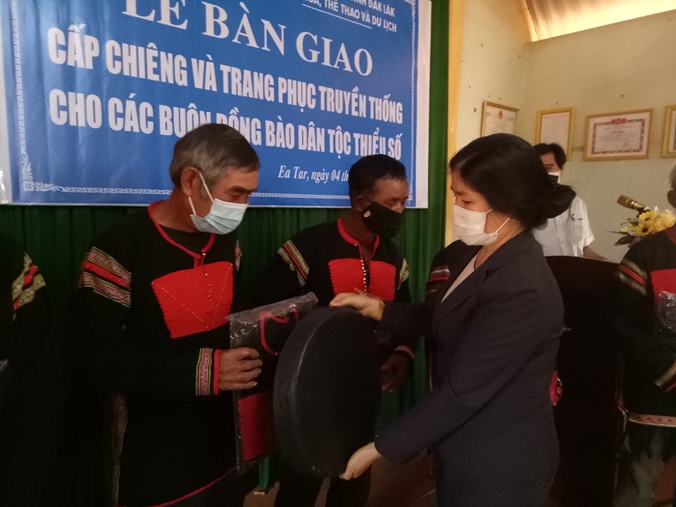 Cấp chiêng và trang phục truyền thống cho bà con buôn Mlăng, xã Ea Tar