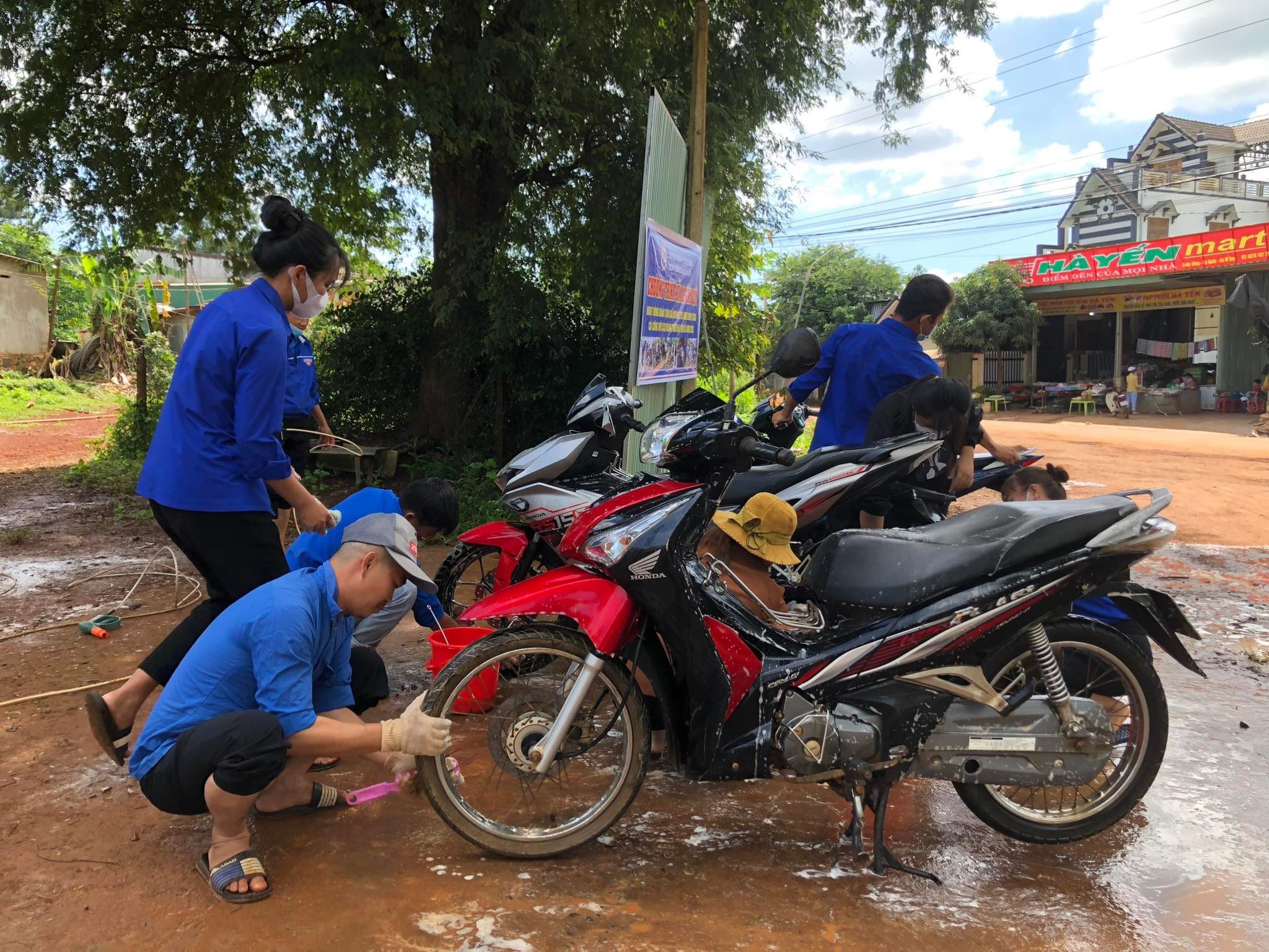 Đoàn Thanh niên xã Ea Kuếh tổ chức rửa xe gây quỹ tặng quà cho các gia đình chính sách trên địa bàn