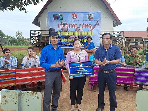 Khởi công công trình thắp sáng đường quê tại buôn Bling (xã Ea Kpam)