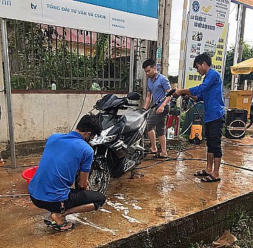 Đoàn Thanh niên xã Cư DliêM'nông rửa xe gây quỹ ủng hộ quỹ vắc xin phòng chống dịch Covid-19