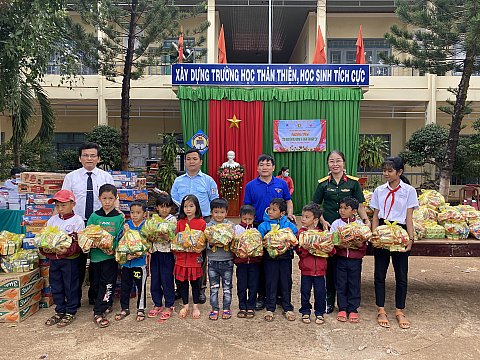 Chương trình “Tình nguyện mùa đông và xuân tình nguyện” tại địa bàn xã Ea H'đing