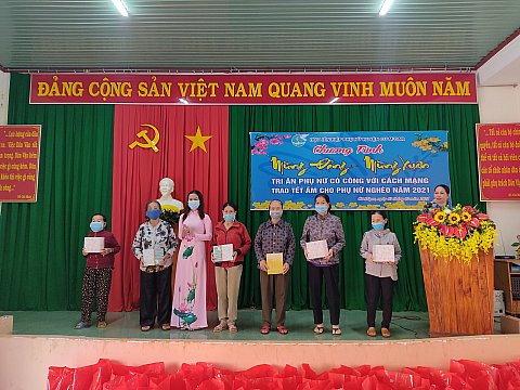 Chương trình “Mừng Đnảg-Mừng Xuân- Tri ân phụ nữ có công với cách mạng-Trao quà Tết ấm cho phụ nữ nghèo” năm 2021