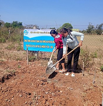 Khởi công công trình nhà vệ sinh công cộng và trồng hoa giấy tại khuôn viên nhà sinh hoạt cộng đồng của buôn Sah A, xã Ea Tul