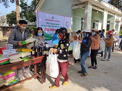 Chợ nhân đạo hưởng hưởng phong trào “Tết vì người nghèo và nạn nhân chất độc màu da cam” tại xã Cư M’gar