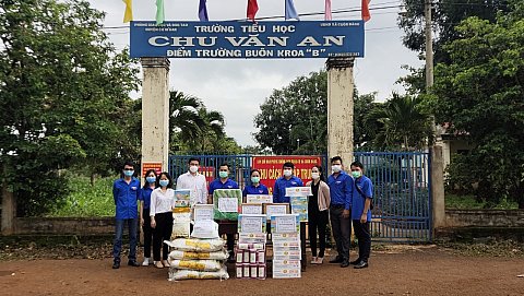 Huyện đoàn Cư M’gar tổ chức chương trình “San sẻ yêu thương, cùng chung tay vượt qua đại dịch Covid-19” tai xã Cuôr Đăng