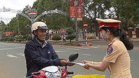 Đội Cảnh sát giao thông-trật tự (Công an huyện) chung tay phòng chống dịch bệnh viêm đường hô hấp cấp (Covid-19)