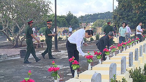 Lãnh đạo huyện Cư M'gar viếng Nghĩa trang Liệt sĩ nhân dịp kỷ niệm 72 năm ngày Thương binh liệt sĩ