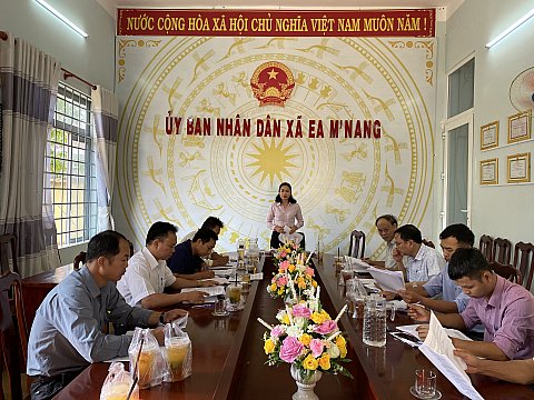 Đ/C Nay HNan - Phó Bí thư Thường trực Huyện ủy kiểm tra công tác chuẩn bị bầu cử tại xã Ea M’Nang