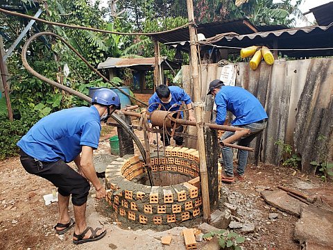 Bàn giao công trình miệng giếng nước cho đồng bào tại buôn Sút H'luốt xã Cư Suê