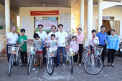 Chương trình “Xe đạp yêu thương” tặng cho học sinh có hoàn cảnh khó khăn trên địa bàn