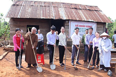 Khởi công xây dựng nhà “tình thương” cho hộ gia đình bà H'Biap Ksiu ở xã Ea Kiết