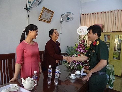 Ban chỉ huy quân sự huyện Cư Mgar thăm và chúc mừng Hội liên hiệp phụ nữ huyện nhân ngày Quốc tế phụ nữ 08/3.