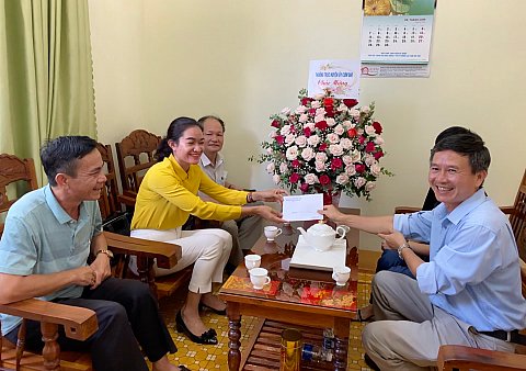 Đồng chí Nay H'Nan – PBí thư thường trực Huyện ủy thăm và chúc mừng Đài truyền thanh huyện Cư M'gar nhân dịp kỷ niệm 96 năm ngày Báo chí Cách mạng Việt Nam