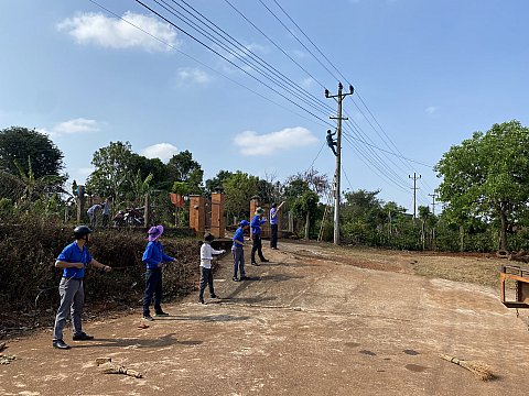 Khởi công xây dựng công trình “Thắp sáng đường quê” tại Buôn Ja Wầm A - xã Ea Kiết