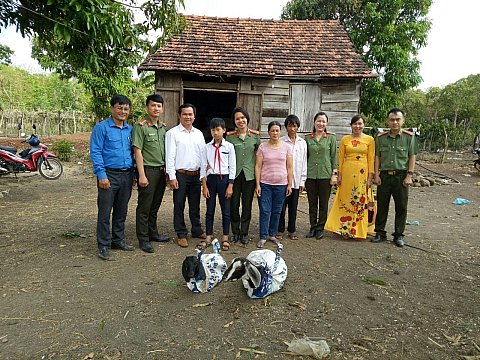 Trao dê giống hỗ trợ học sinh có hoàn cảnh khó khăn