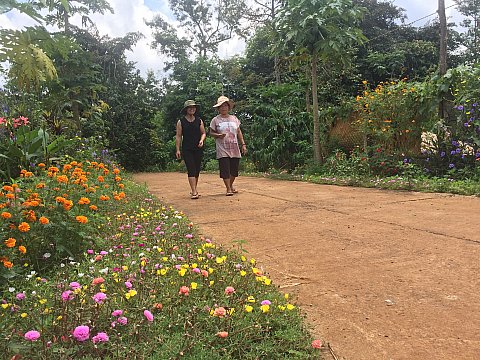 Cảnh sắc buôn làng đổi thay từ một chỉ thị