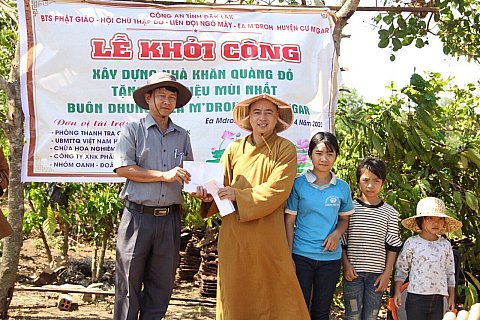 Khởi công xây dựng nhà “Khăn quàng đỏ” cho học sinh nghèo hiếu học ở buôn Dhung, xã Ea M'dróh