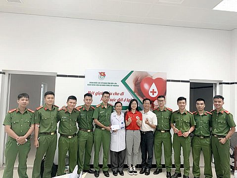 10 đoàn viên thanh niên Đoàn cơ sở Công an huyện Cư M'gar tham gia hiến máu trực tiếp tại bệnh viện