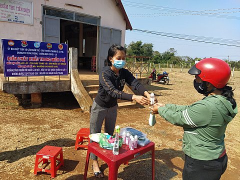 Đoàn Thanh niên xã Ea Tul cấp phát khẩu trang, gel rữa tay sát khuẩn, cho nhân dân phòng, chống bệnh Covid-19