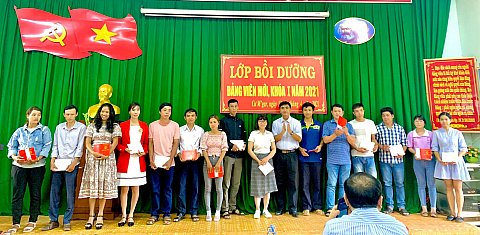 Bế giảng lớp bồi dưỡng đảng viên mới khóa I năm 2021