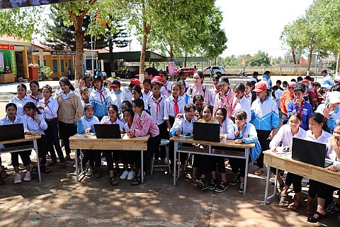 Chương trình Thư viện lưu động “Ánh sáng tri thức”, trao tặng tủ sách nhân ái lớp em và Ngày hội văn hóa đọc, năm học 2020-2021 tại trường THCS Ea Tul, xã Ea Tul