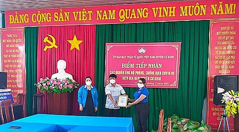 Đoàn Thanh niên thị trấn Ea Pốk kết nối trao tặng 100 suất quà cho bà con khu vực bị phong tỏa do dịch bệnh Covid-19 tại huyện Cư Kuin