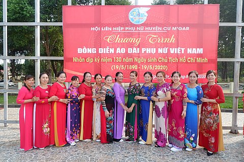 Hội LHPN huyện Cư M'gar tổ chức đồng diễn áo dài nhân dịp kỷ niệm 130 năm Ngày sinh Chủ tịch Hồ Chí Minh