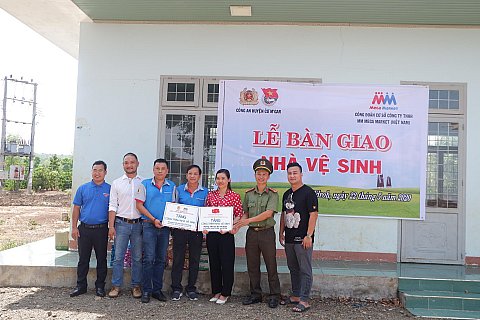 Bàn giao công trình nhà vệ sinh cho trường Tiểu học Bùi Thị Xuân (xã Ea M'dróh) phân hiệu thôn Đại Thành