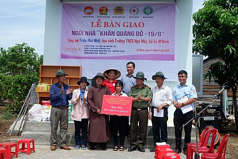 Bàn giao ngôi nhà “Khăn quàng đỏ” cho học sinh nghèo hiếu học ở buôn Dhung (xã Ea M'dróh)