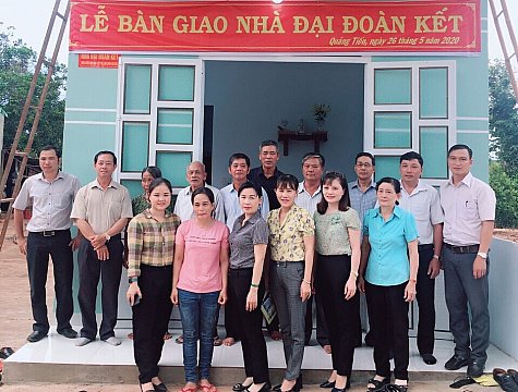 Ủy ban MTTQ Việt Nam xã Quảng Tiến bàn giao 02 nhà “đại đoàn kết” cho gia đình có hoàn cảnh khó khăn