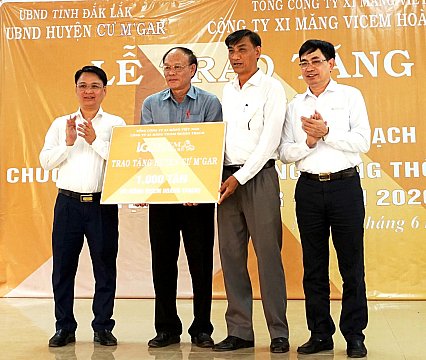 Công ty xi măng VICEM Hoàng Thạch hỗ trợ cho huyện Cư M'gar 1.000 tấn xi măng xây dựng nông thôn mới