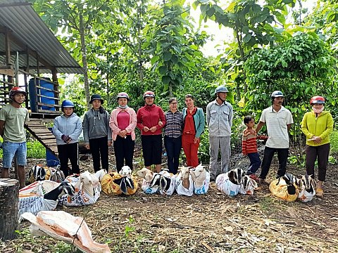 Hội LHPN xã Ea M'dróh tặng dê giống cho hội viên nghèo