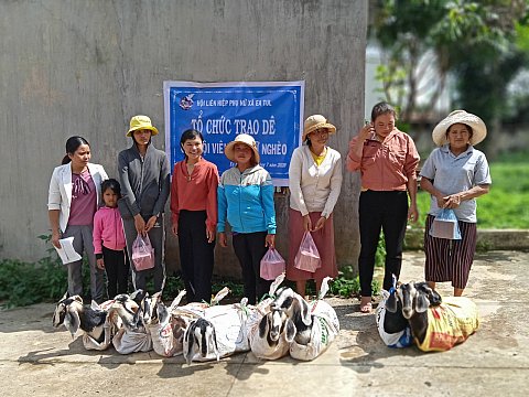 Trao tặng dê giống cho hộ hội viên phụ nữ nghèo ở xã Ea Tul