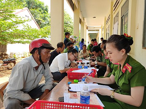 Ấp ám hoạt động cấp giấy chứng minh lưu động tại buôn H'ring xã Ea H’đing