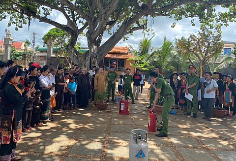 Tuyên truyền công tác PCCC tại chùa Hoa Nghiêm