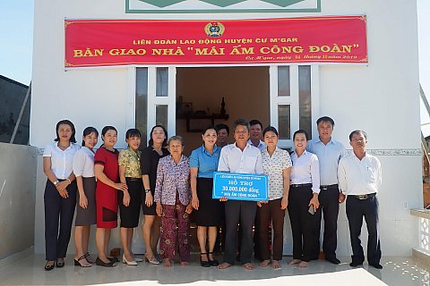 LĐLĐ huyện Cư M'gar bàn giao nhà “Mái ấm Công đoàn” cho đoàn viên có hoàn cảnh khó khăn ở xã Quảng Tiến